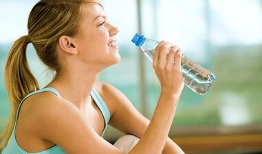 Vir- a Cons vun Drénken Diät